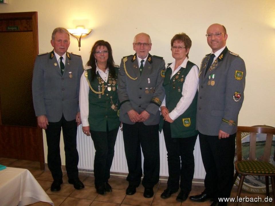 Ortsbürgermeister Frank Koch, 1. Vorsitzende Marlies Heck, Zbigniew Garczynski, Margret Kaiser, 2. Schützenvogt Marco Gömann